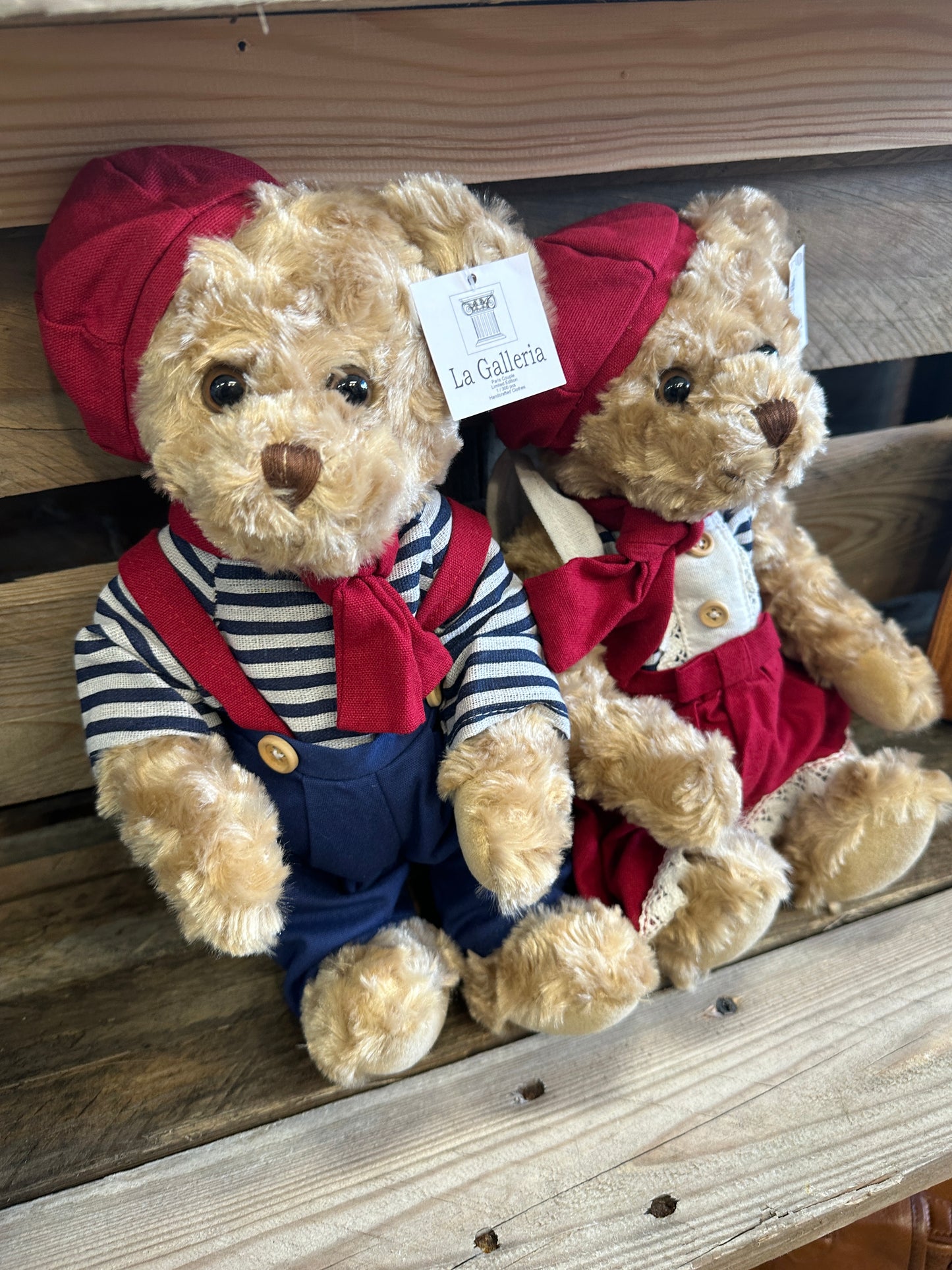 Couple d’ours en tenue Francaise